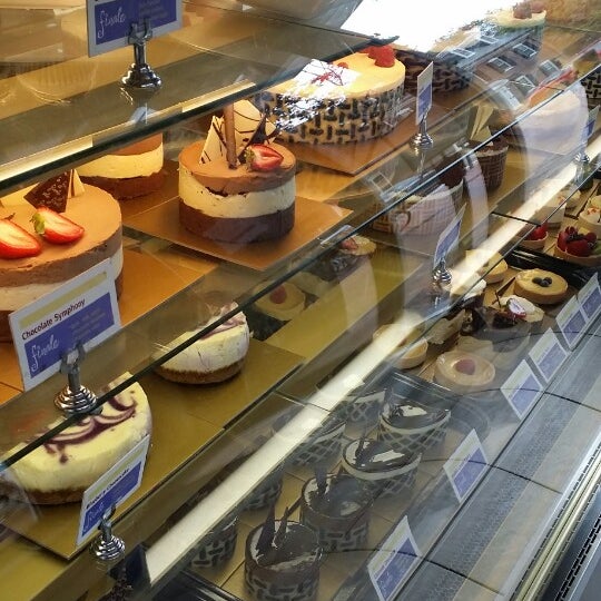 Photo taken at Finale Desserterie &amp; Bakery by Laura H. on 9/21/2014