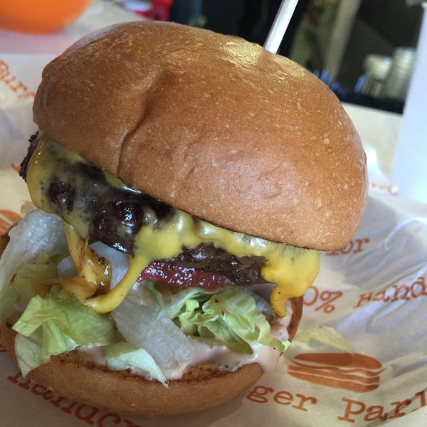 Foto tirada no(a) Burger Parlor por Manny M. em 12/6/2014