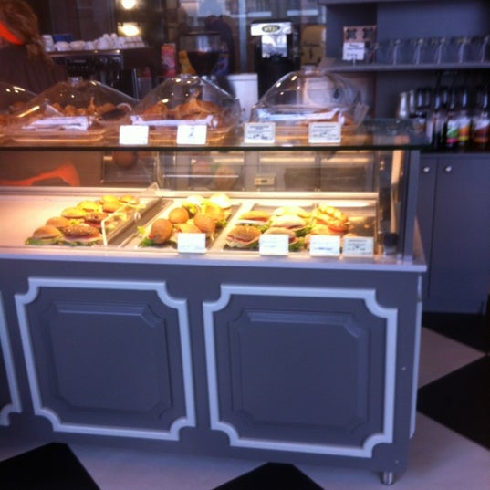 Photo taken at Fleur Boulangerie - Pâtisserie by Costa-Costa on 12/9/2012