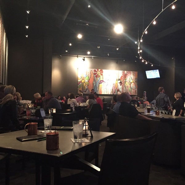 รูปภาพถ่ายที่ Venue Restaurant &amp; Lounge โดย Jay W. เมื่อ 10/10/2014