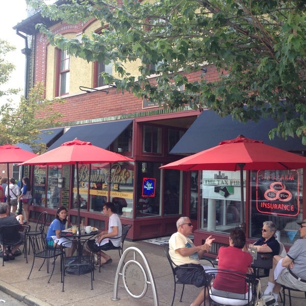 Foto tirada no(a) Benton Park Cafe &amp; Coffee Bar por Jay W. em 7/4/2014