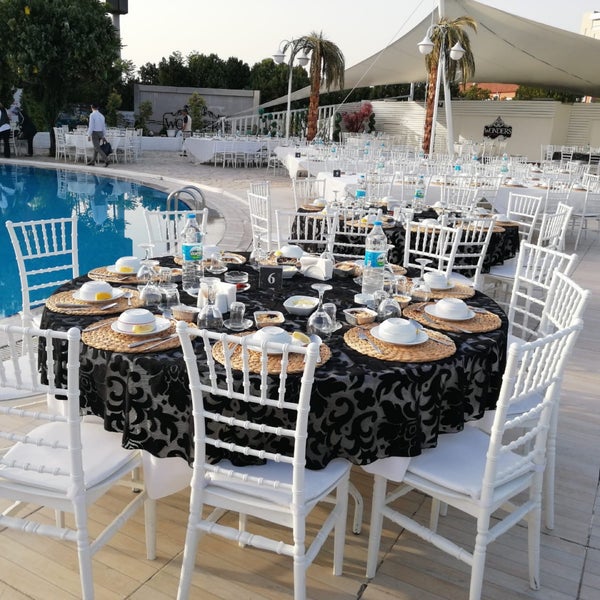 Foto tirada no(a) Wonders Wedding Pool Restaurant por Özlem ö. em 5/28/2019