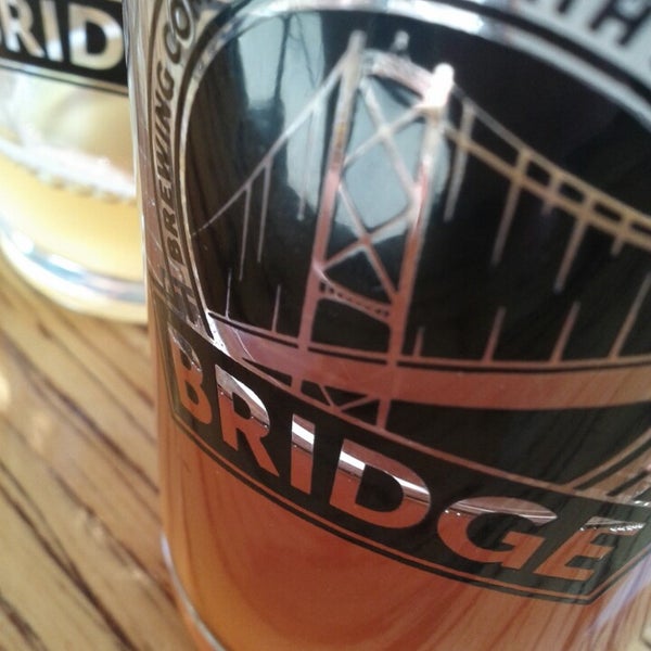 Foto tirada no(a) Bridge Brewing Company por Jordan Y. em 7/28/2013