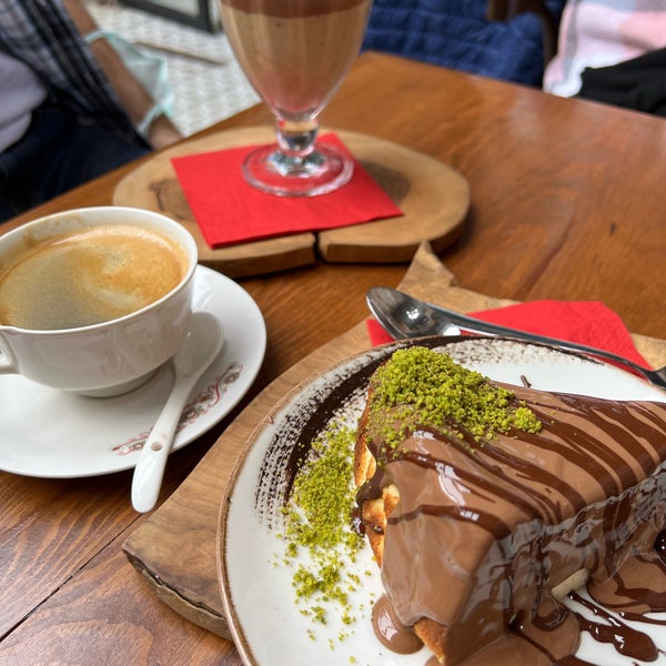 Photo taken at Macaron Çikolata &amp; Kahve by Elif T. on 11/8/2021
