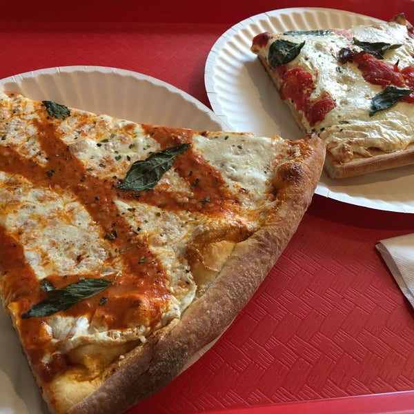 6/21/2016 tarihinde Jason C.ziyaretçi tarafından Famous Amadeus Pizza'de çekilen fotoğraf