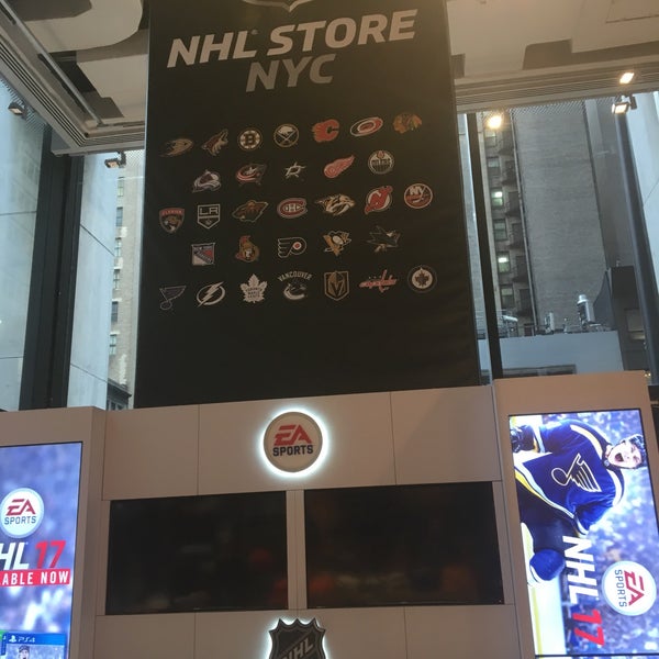 Foto scattata a NHL Store NYC da Katrin S. il 1/23/2018