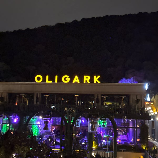 รูปภาพถ่ายที่ Oligark İstanbul โดย Eyad K. เมื่อ 12/3/2023