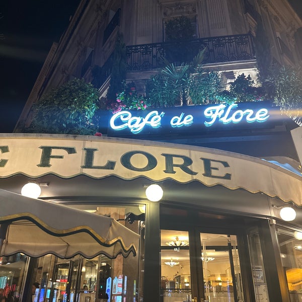 รูปภาพถ่ายที่ Café de Flore โดย A R. เมื่อ 2/27/2024
