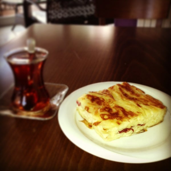 Foto tirada no(a) Sini Ev Boregi - Baklava &amp; Kafeterya por Damla Ç. em 9/15/2013