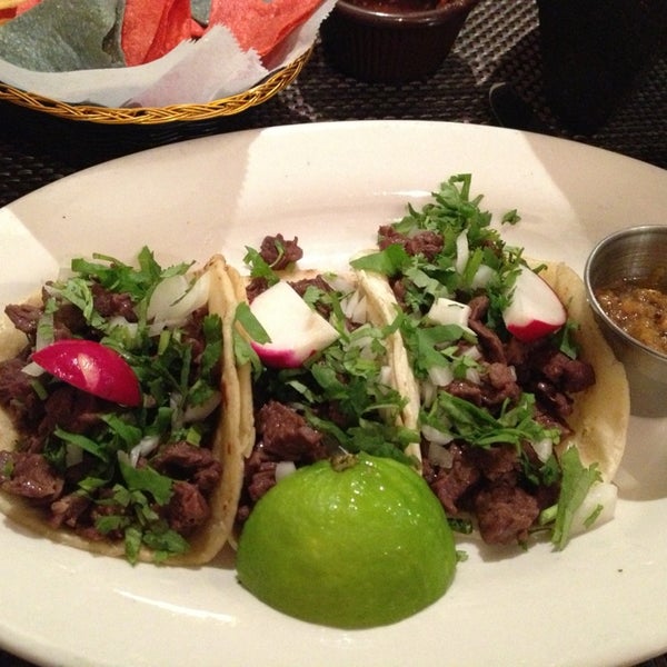 Das Foto wurde bei Two Lizards Mexican Bar &amp; Grill von Natalie G. am 1/31/2014 aufgenommen