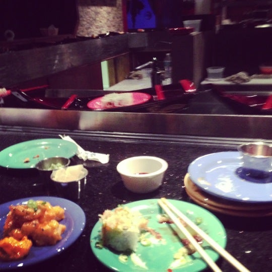 Foto scattata a Ninja Spinning Sushi Bar da Mike T. il 12/13/2012