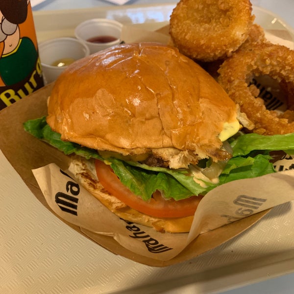 Foto scattata a Mahaloha Burger da Kel il 3/20/2019