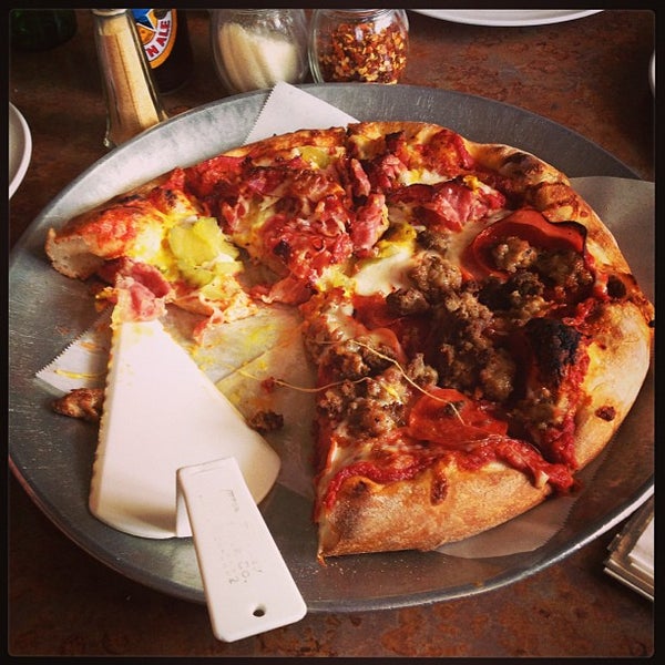 Photo prise au Downey Pizza Company par Colin R. le8/5/2013