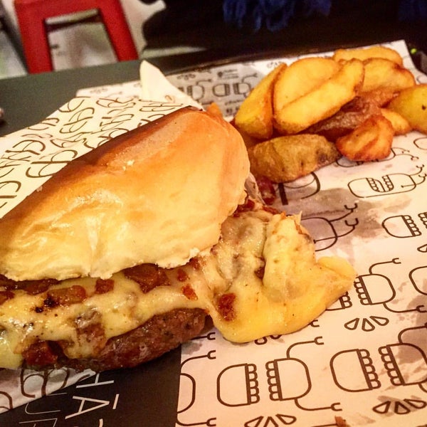 Foto tirada no(a) Hã? Burger por Fábio Z. em 3/2/2016