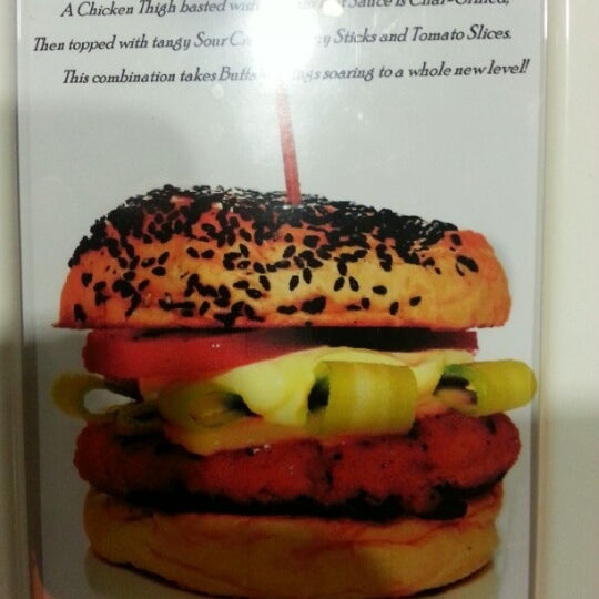 Foto tirada no(a) Burger Junkyard por A S. em 12/22/2012