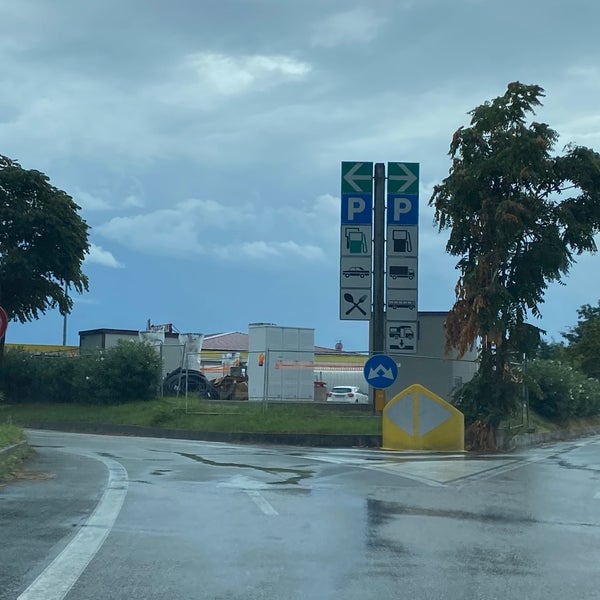 Foto diambil di Area di Servizio Versilia Ovest oleh Alessio pada 9/23/2020