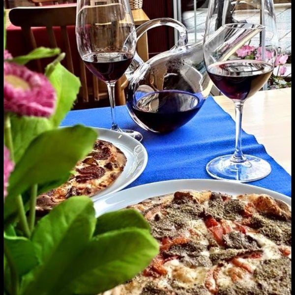 Sicilya şarabı boğazdan su gibi akıp geçiyor. Pizzaları lezzetli ve hafif. 👍