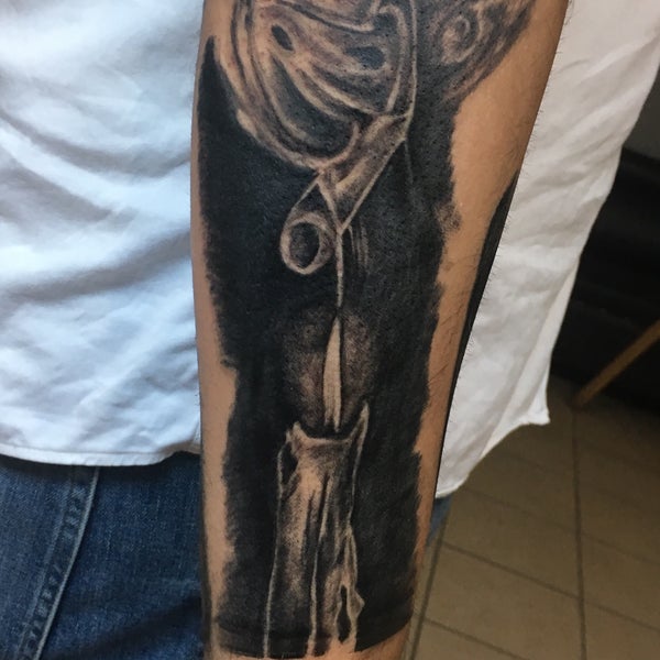 Photo taken at ANGEL TATTOO PİERCİNG by Mete I. on 10/14/2017