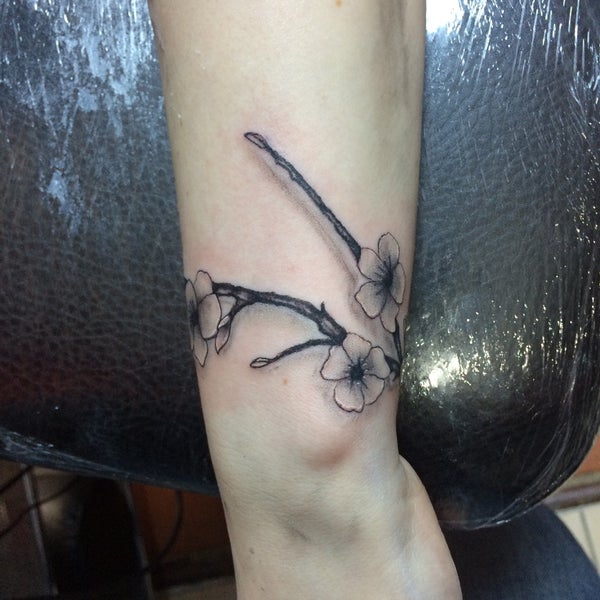 Photo taken at ANGEL TATTOO PİERCİNG by Mete I. on 5/9/2015