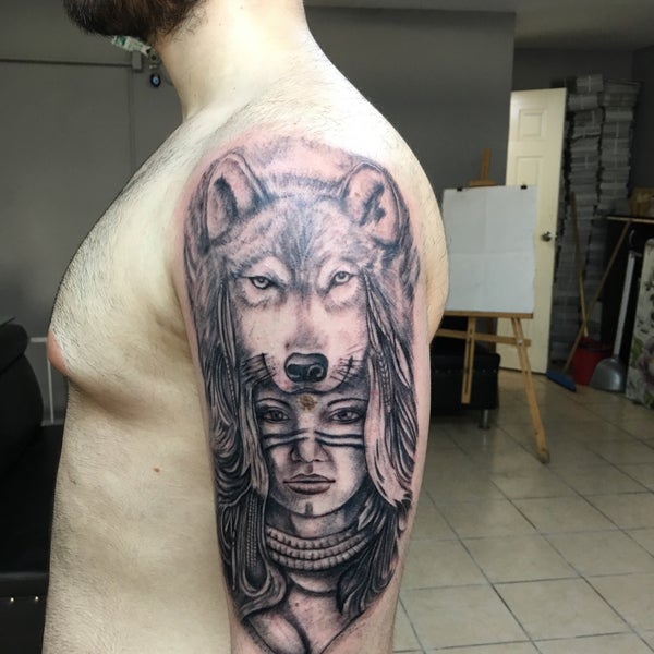 Photo taken at ANGEL TATTOO PİERCİNG by Mete I. on 9/16/2018