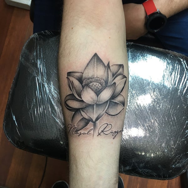 Photo taken at ANGEL TATTOO PİERCİNG by Mete I. on 4/20/2017