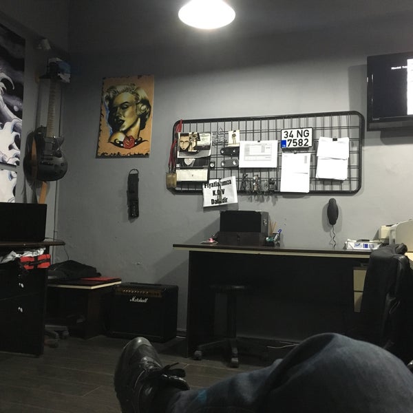 Photo taken at ANGEL TATTOO PİERCİNG by Mete I. on 4/7/2016