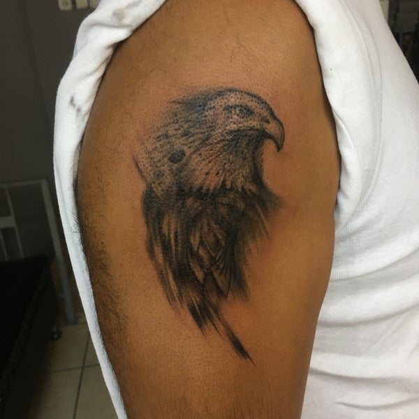 Photo taken at ANGEL TATTOO PİERCİNG by Mete I. on 8/31/2017