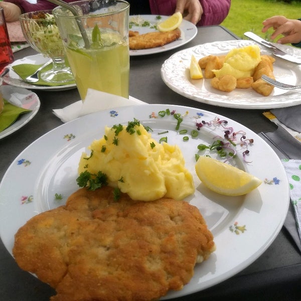 รูปภาพถ่ายที่ Řízková restaurace Pivoňka โดย Jan V. เมื่อ 5/28/2021