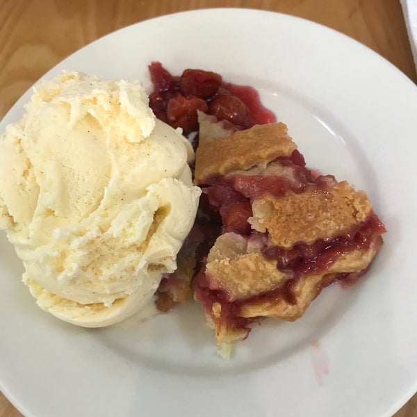 รูปภาพถ่ายที่ Little Pie Company โดย Nidhi J. เมื่อ 7/4/2019