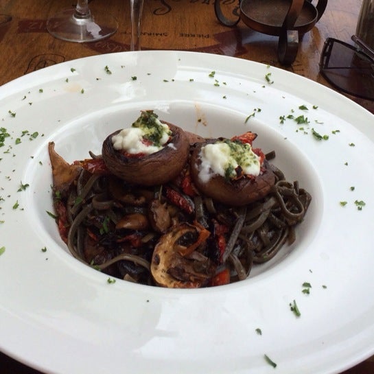 5/30/2014 tarihinde Jendrik G.ziyaretçi tarafından Restaurant Diferent'de çekilen fotoğraf