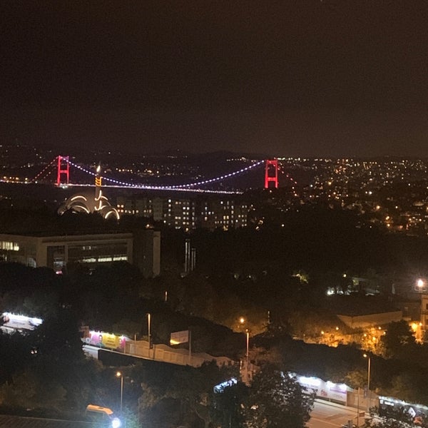 Photo taken at Hilton Istanbul Maslak by Esra S. on 10/13/2021