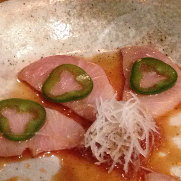 รูปภาพถ่ายที่ Toni&#39;s Sushi Bar โดย Paula P. เมื่อ 1/2/2015