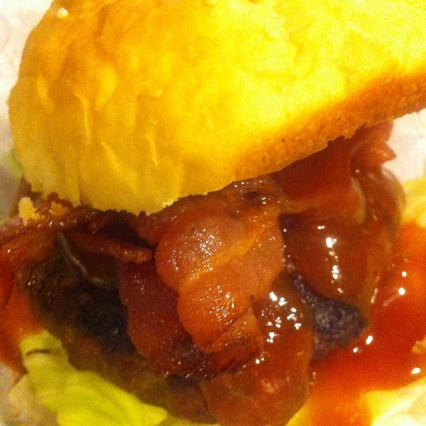 รูปภาพถ่ายที่ Marshall&#39;s Burger โดย Angie L. เมื่อ 5/9/2013