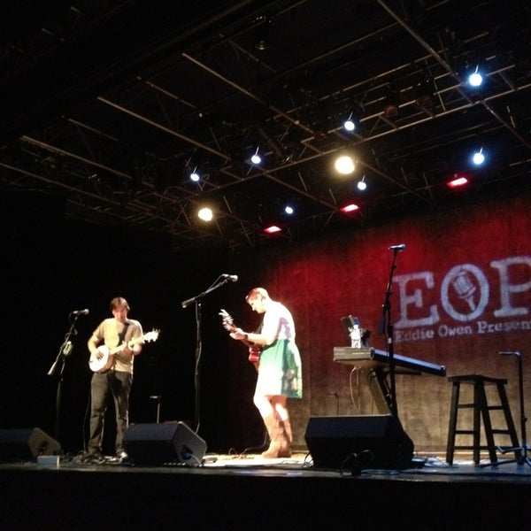 รูปภาพถ่ายที่ Eddie Owen Presents at Red Clay Theatre โดย Amber G. เมื่อ 6/21/2013