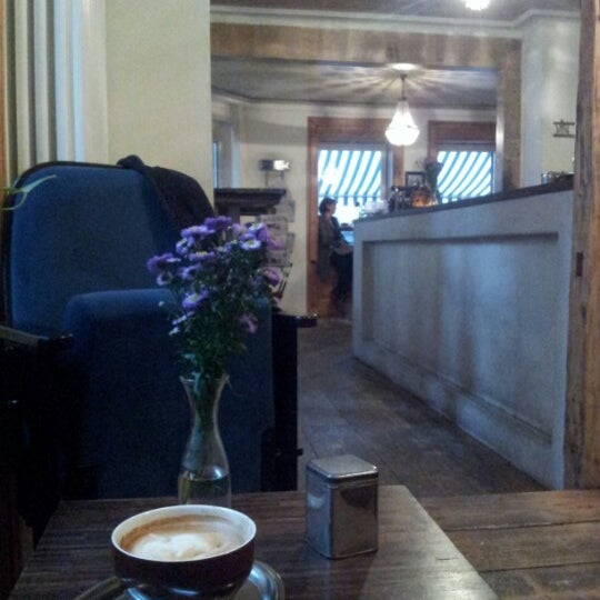 10/12/2012 tarihinde Stephan W.ziyaretçi tarafından Café Moulu'de çekilen fotoğraf
