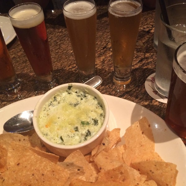 Photo taken at BJ&#39;s Restaurant &amp; Brewhouse by Ricardo L. on 9/27/2015