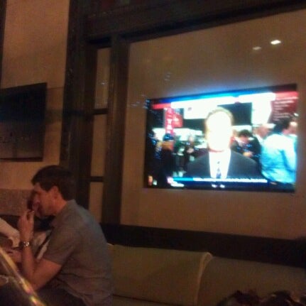 Foto scattata a Lima Restaurant &amp; Lounge da Auzheal C. il 10/4/2012