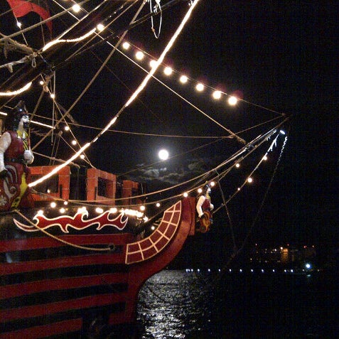 Foto scattata a Captain Hook Pirate Ship da Gerry M. il 4/30/2013
