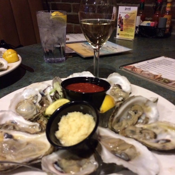 Foto tomada en Shucks Tavern &amp; Oyster Bar  por Pam D. el 9/26/2013