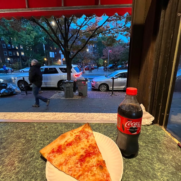 Photo taken at Joe&#39;s Pizza by Thomas v. on 10/23/2022