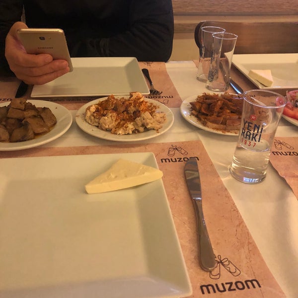 รูปภาพถ่ายที่ Muzom Restoran โดย iconjane เมื่อ 11/20/2021