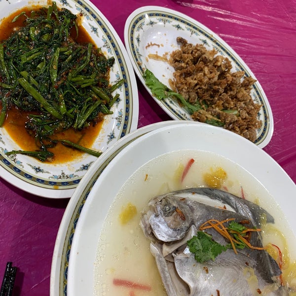 รูปภาพถ่ายที่ San Low Seafood Restaurant โดย Mei Ying T. เมื่อ 8/17/2019