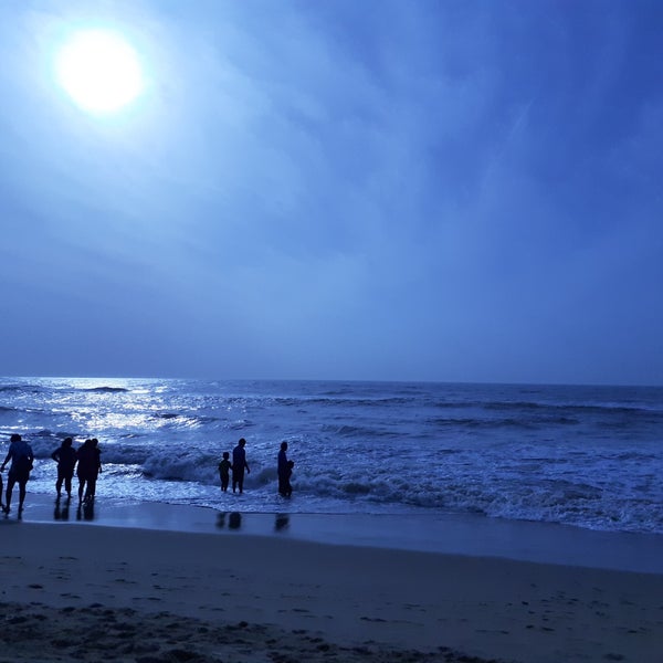 Photo taken at Besant Nagar Beach (Edward Elliot&#39;s Beach) by அருண் ம. on 7/7/2019