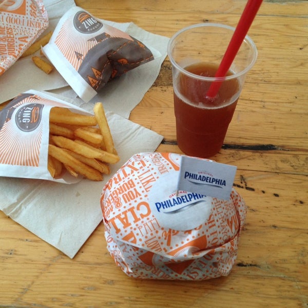Foto tirada no(a) Zing Burger por Noémi B. em 9/9/2014
