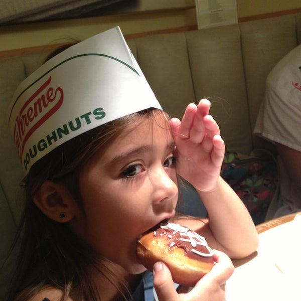 Foto scattata a Krispy Kreme Doughnuts da Debbie B. il 10/15/2014