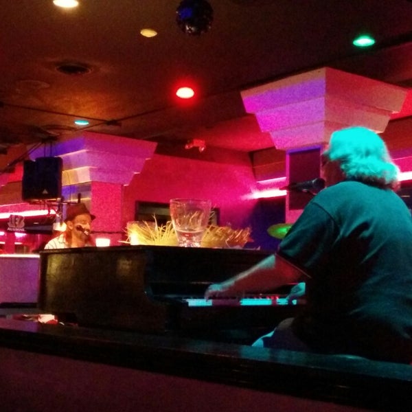 Foto tomada en Gangsters Dueling Piano Bar  por Wyatt N. el 8/24/2014