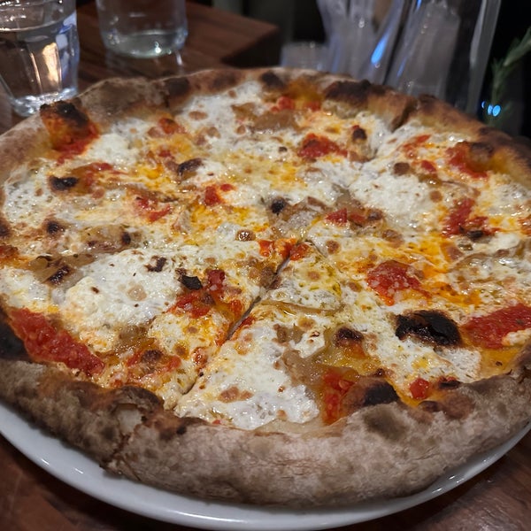 Photo taken at Razza Pizza Artiginale by Dv J. on 11/16/2023