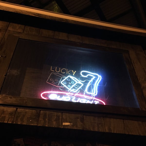 Foto tirada no(a) Lucky 7 Tavern por Dv J. em 11/26/2015
