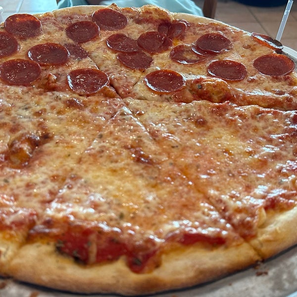 Снимок сделан в Lenny&#39;s Pizza &amp; Italian Grill пользователем Dv J. 6/16/2023
