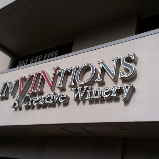 Foto tomada en InVINtions, A Creative Winery  por Kerri T. el 5/16/2014